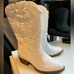 Arula White wide width cowboy boots size 9W
